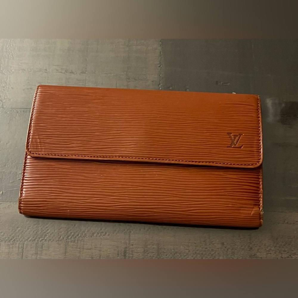 Vintage authentic Louis Vuitton Epi leather wallet
